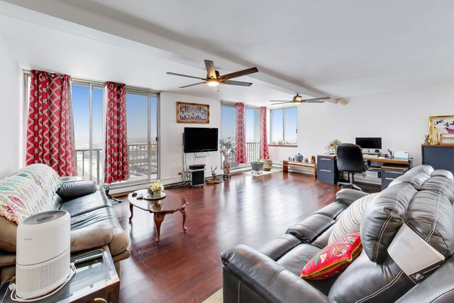 40 N Tower Road 16N, Oak Brook, IL 60523