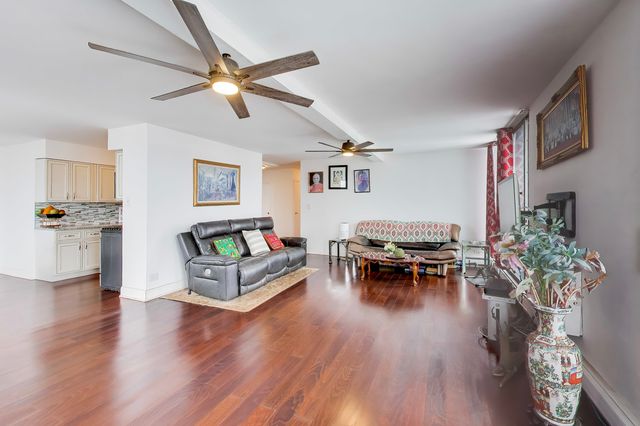 40 N Tower Road 16N, Oak Brook, IL 60523