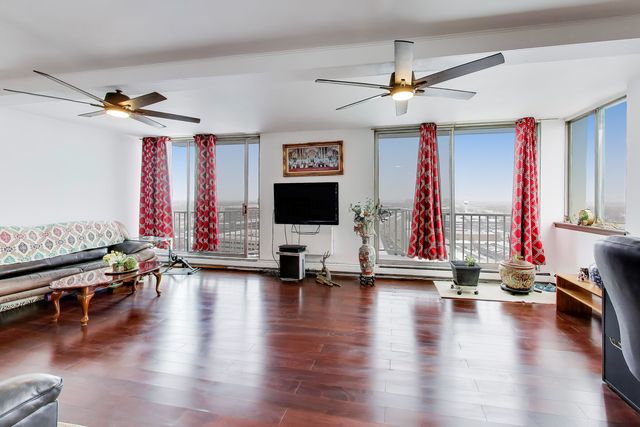 40 N Tower Road 16N, Oak Brook, IL 60523