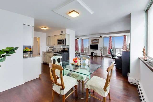 40 N Tower Road 16N, Oak Brook, IL 60523