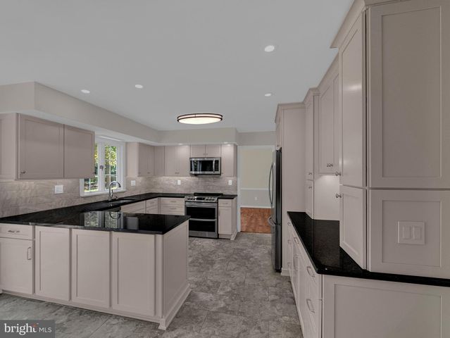 12 TWINING LN, Ewing Twp, NJ 08628
