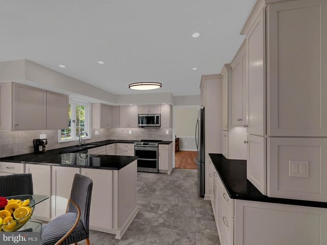 12 TWINING LN, Ewing Twp, NJ 08628
