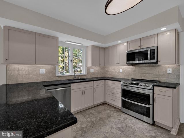 12 TWINING LN, Ewing Twp, NJ 08628