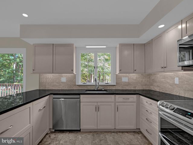 12 TWINING LN, Ewing Twp, NJ 08628