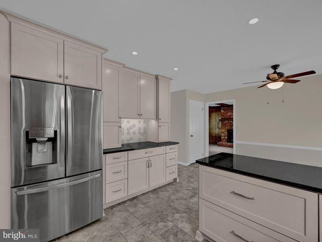 12 TWINING LN, Ewing Twp, NJ 08628