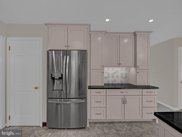 12 TWINING LN, Ewing Twp, NJ 08628