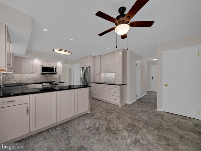 12 TWINING LN, Ewing Twp, NJ 08628