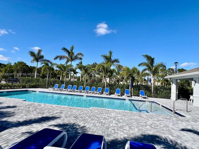 868 SE Grovebush Ln, Port St. Lucie, FL 34984