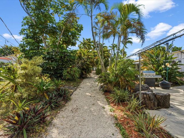 560-564 NE 34th Street, Oakland Park, FL 33334