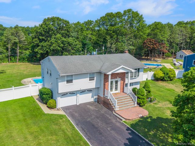 40 Peppermint Road, Commack, NY 11725