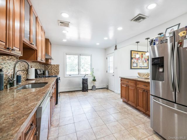 40 Peppermint Road, Commack, NY 11725
