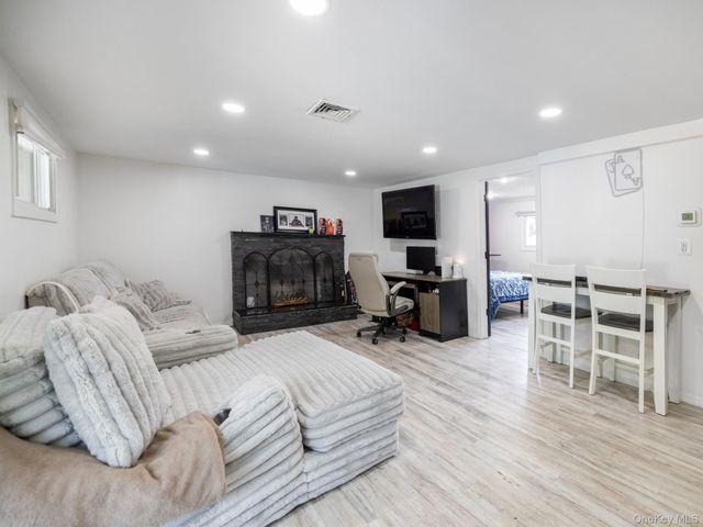 40 Peppermint Road, Commack, NY 11725