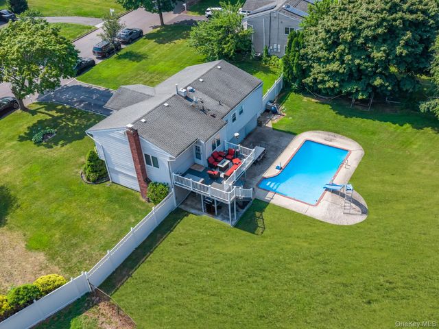 40 Peppermint Road, Commack, NY 11725