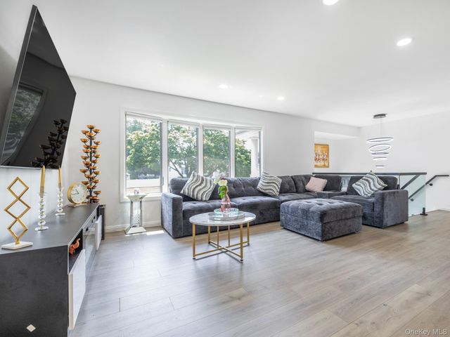 40 Peppermint Road, Commack, NY 11725