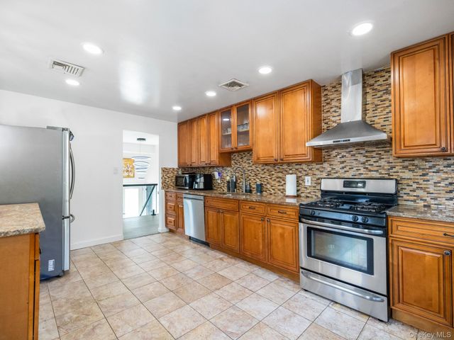 40 Peppermint Road, Commack, NY 11725