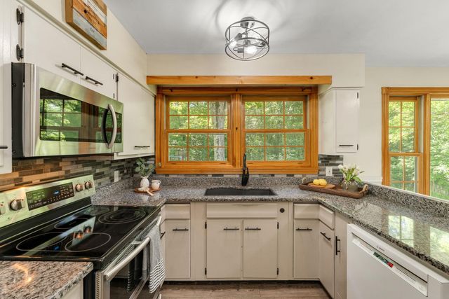 18 Valleyview Drive, Essex, VT 05452