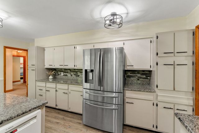 18 Valleyview Drive, Essex, VT 05452