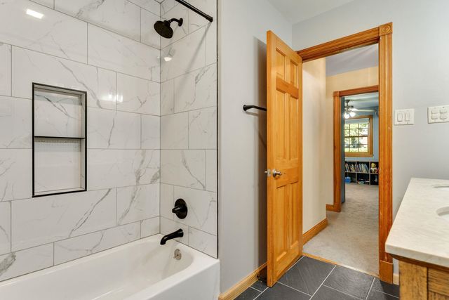 18 Valleyview Drive, Essex, VT 05452