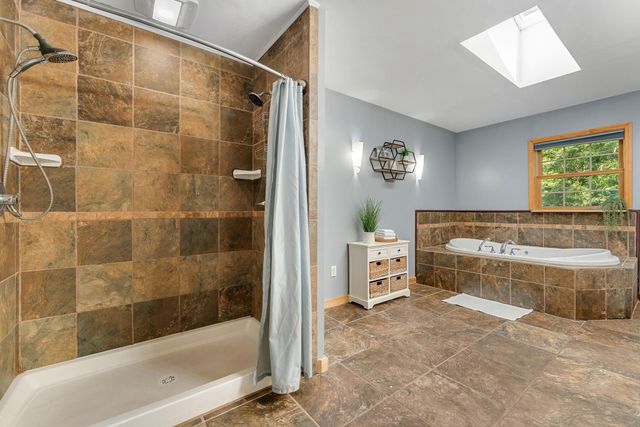 18 Valleyview Drive, Essex, VT 05452