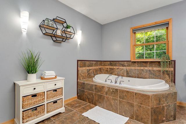 18 Valleyview Drive, Essex, VT 05452