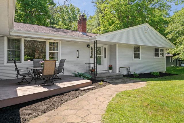 18 Valleyview Drive, Essex, VT 05452