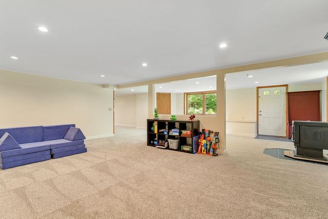18 Valleyview Drive, Essex, VT 05452