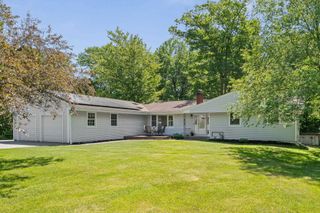 18 Valleyview Drive, Essex, VT 05452