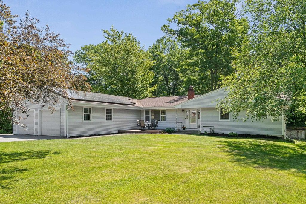 18 Valleyview Drive, Essex, VT 05452