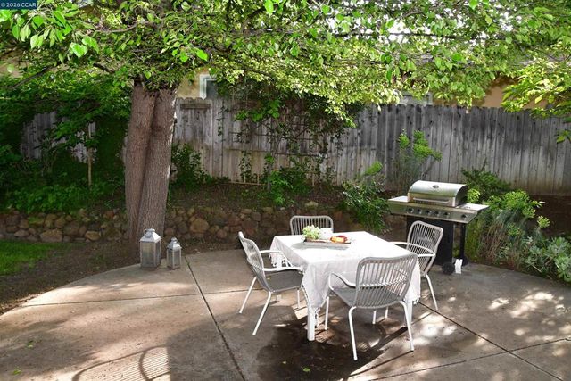 235 Appalachian Dr, Martinez, CA 94553