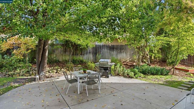 235 Appalachian Dr, Martinez, CA 94553