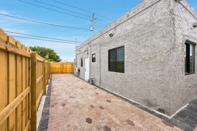 424 Putnam Road, West Palm Beach, FL 33405