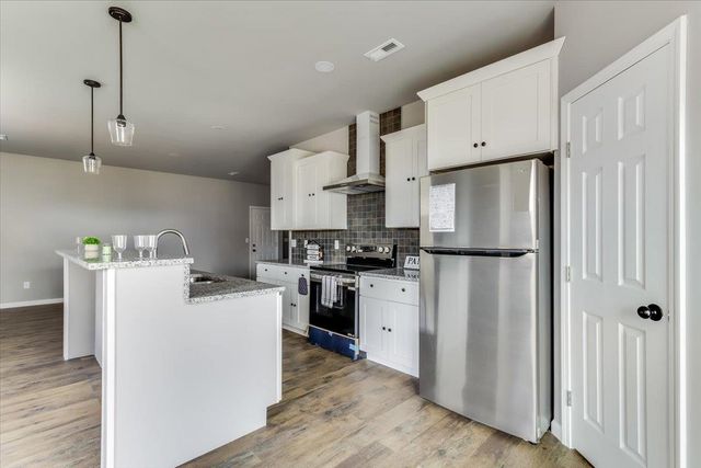 752 N Wakefield Ave, Valley Center, KS 67147