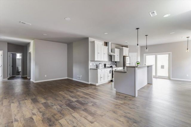 752 N Wakefield Ave, Valley Center, KS 67147