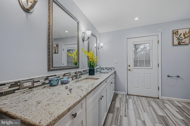 1 LAMATAN RD, Newark, DE 19711