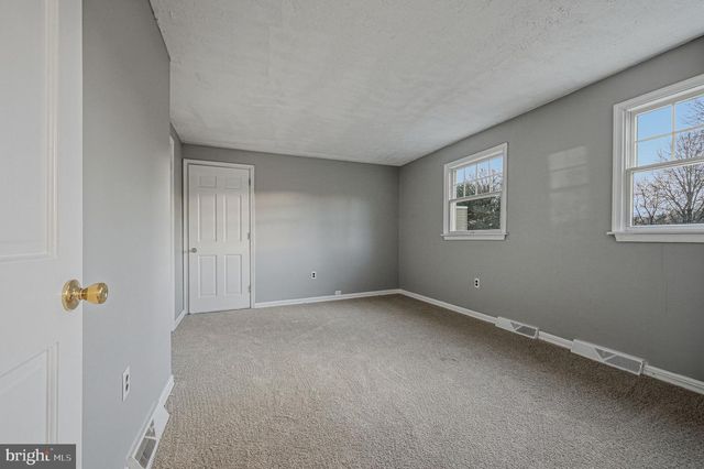 1 LAMATAN RD, Newark, DE 19711