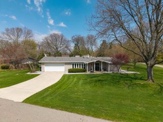 8995 Carriage hill Drive, Shelby Twp, MI 48317