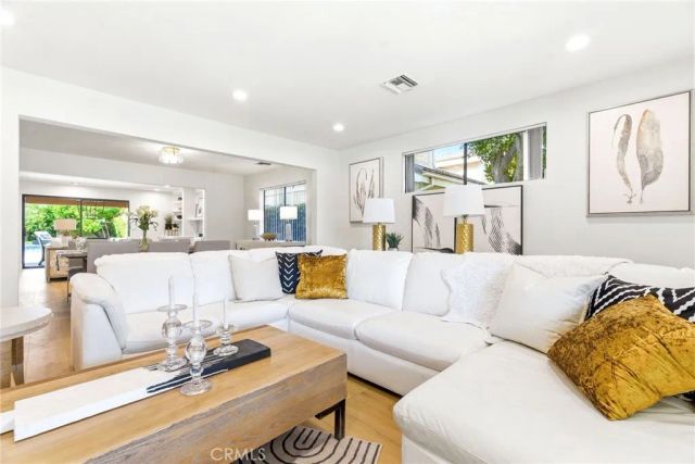 18614 Delano Street, Tarzana, CA 91335