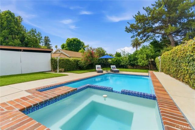 18614 Delano Street, Tarzana, CA 91335