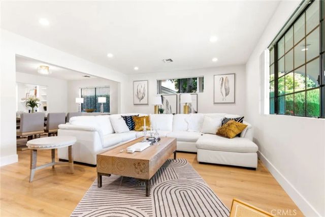 18614 Delano Street, Tarzana, CA 91335