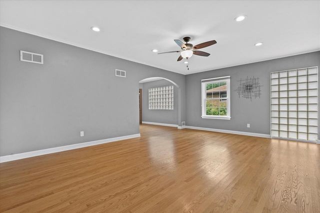 304 Oxford ROAD, Waukesha, WI 53186