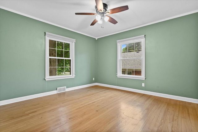 304 Oxford ROAD, Waukesha, WI 53186
