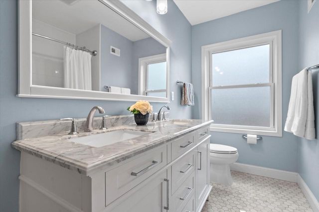 304 Oxford ROAD, Waukesha, WI 53186