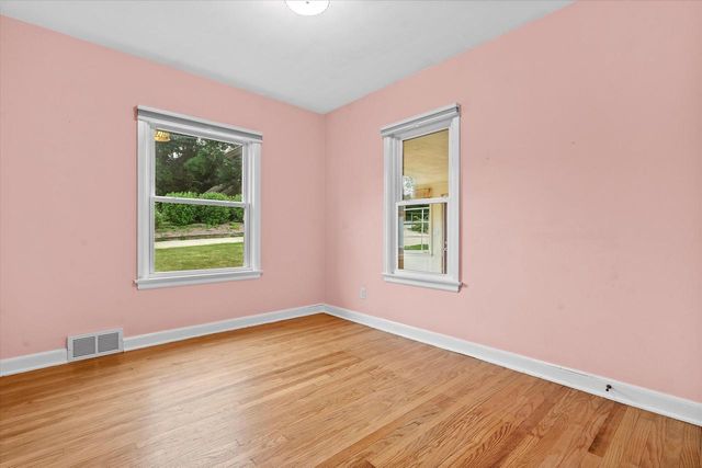 304 Oxford ROAD, Waukesha, WI 53186