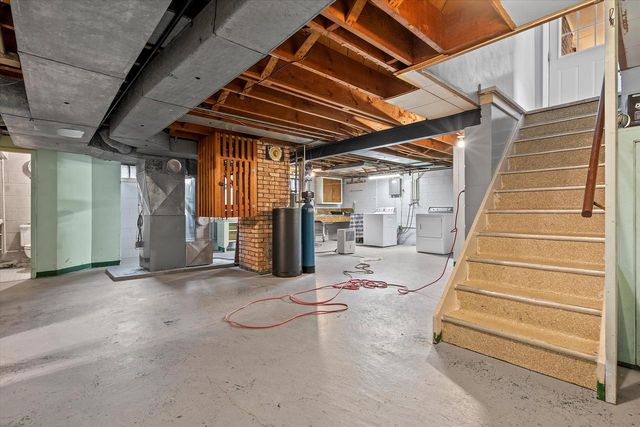 304 Oxford ROAD, Waukesha, WI 53186