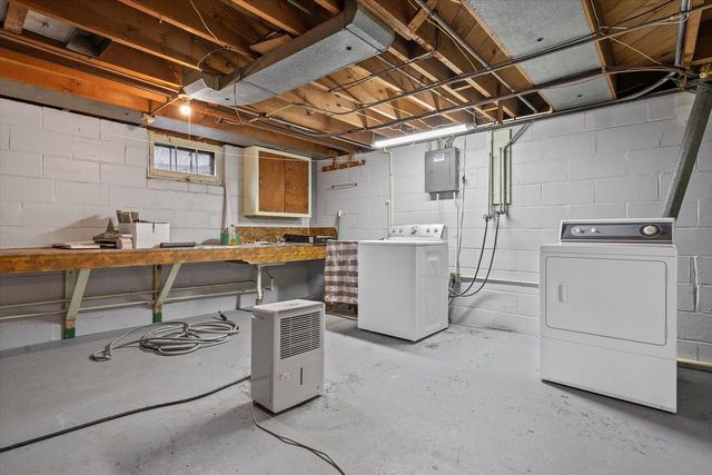 304 Oxford ROAD, Waukesha, WI 53186