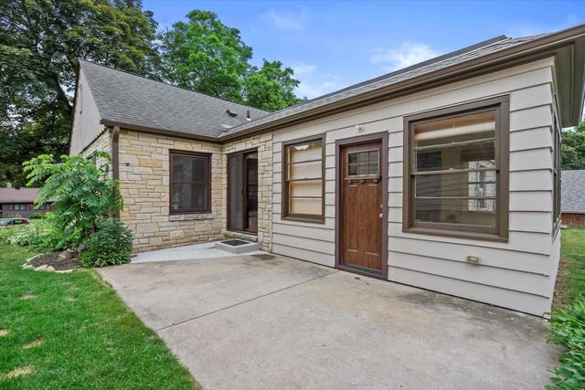 304 Oxford ROAD, Waukesha, WI 53186
