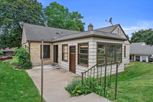 304 Oxford ROAD, Waukesha, WI 53186