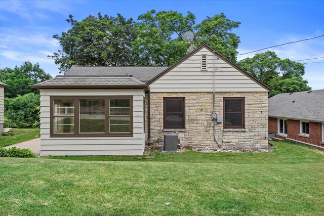 304 Oxford ROAD, Waukesha, WI 53186