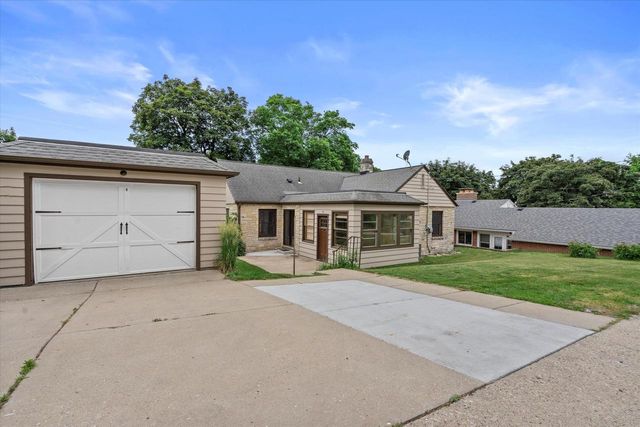 304 Oxford ROAD, Waukesha, WI 53186
