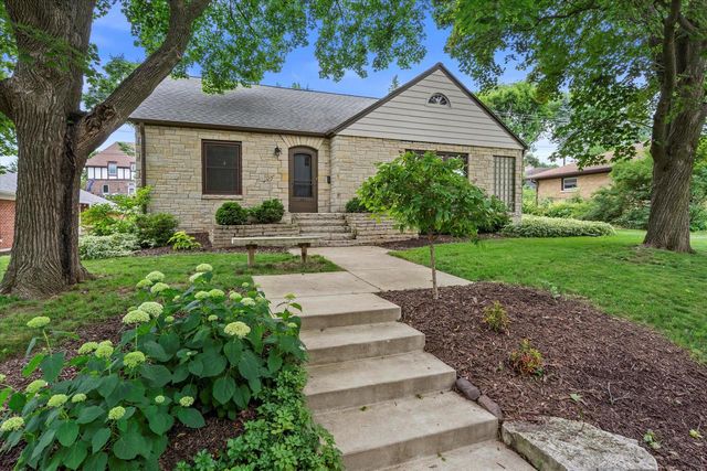 304 Oxford ROAD, Waukesha, WI 53186